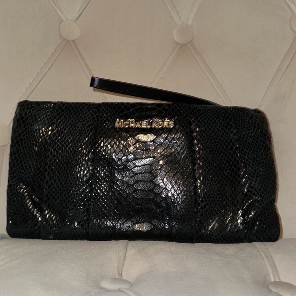 Michael kors wristlet